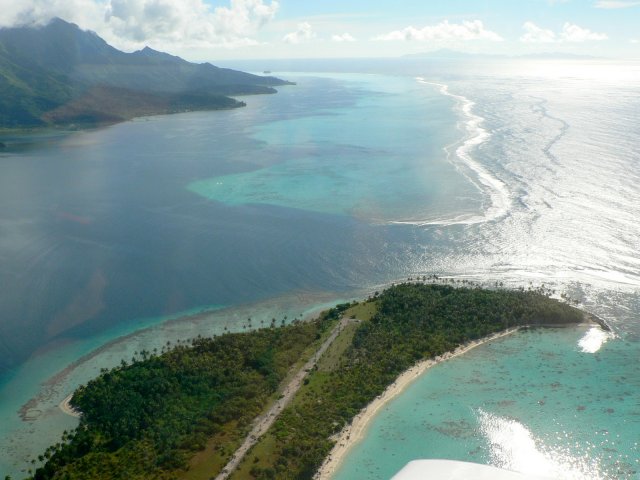 41- Le sud du lagon en regardant a l'est vers Huahine 
